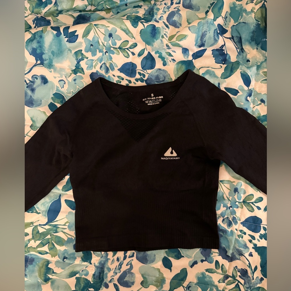 Black activewear crop top